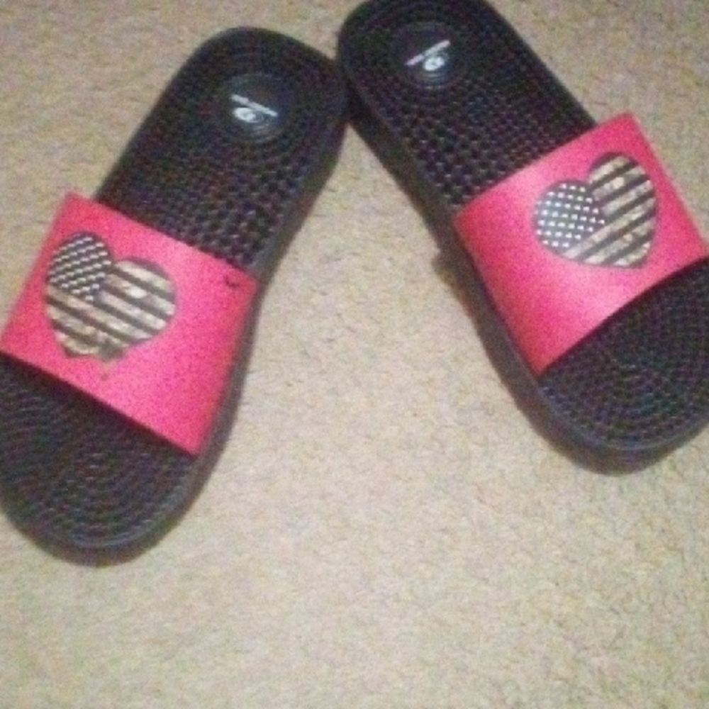 Mossy Oak Red and Black Heart Sandals